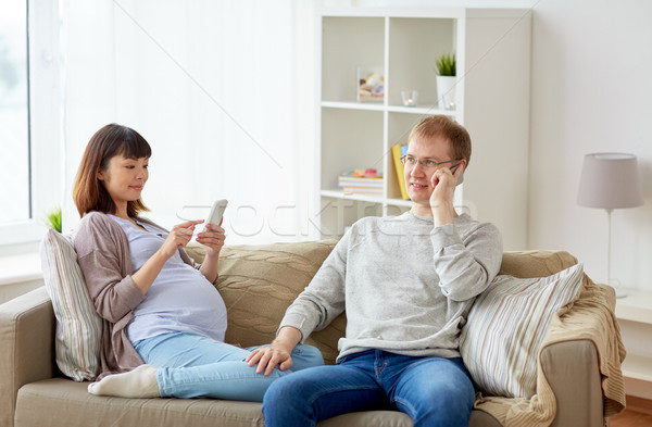 муж беременна жена смартфон домой беременности Сток-фото © dolgachov