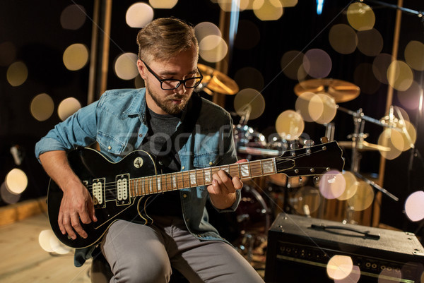 Uomo giocare chitarra studio prova musica Foto d'archivio © dolgachov