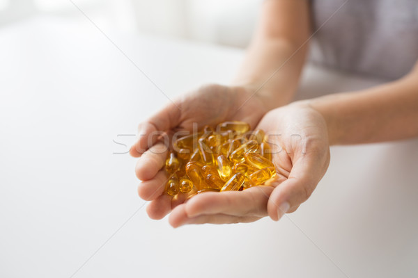 Mâini ficat ulei capsule medicină Imagine de stoc © dolgachov