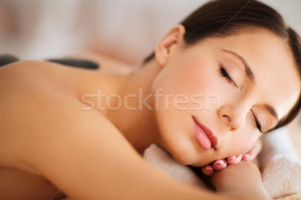 Femeie frumoasa spa salon fierbinte pietre sănătate Imagine de stoc © dolgachov