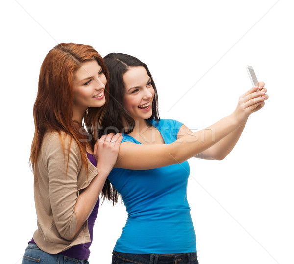 Zwei lächelnd Jugendliche Smartphone Technologie Freundschaft Stock foto © dolgachov