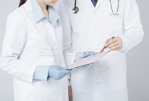 Pielęgniarki mężczyzna lekarz kardiogram zdjęcie kobieta Zdjęcia stock © dolgachov