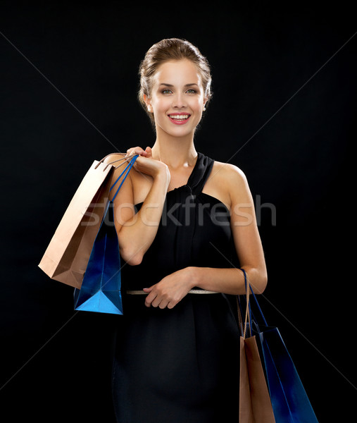 微笑的女人 穿著 購物袋 購物 出售 禮品 商業照片 © dolgachov