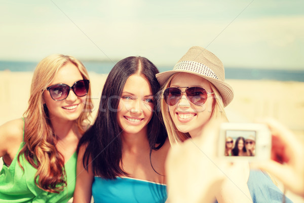 Lányok elvesz fotó digitális fényképezőgép kávézó nyár Stock fotó © dolgachov