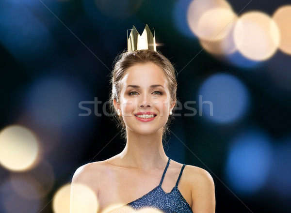 Uśmiechnięta kobieta suknia wieczorowa korony ludzi wakacje Zdjęcia stock © dolgachov