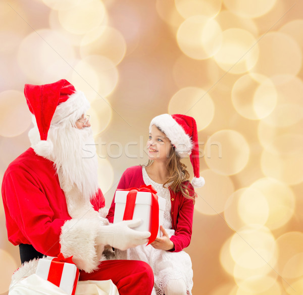 Souriant petite fille cadeaux vacances Noël [[stock_photo]] © dolgachov