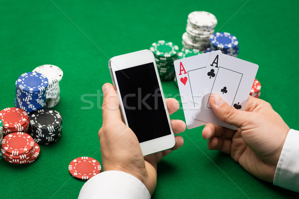 [[stock_photo]]: Casino · joueur · cartes · smartphone · puces · ligne