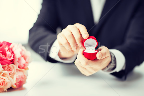 男子 禮品盒 結婚戒指 圖片 花 框 商業照片 © dolgachov