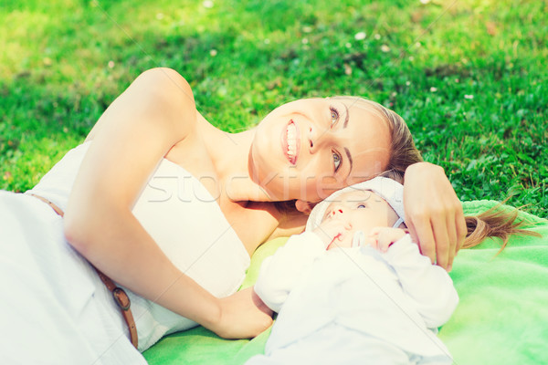 Gelukkig moeder weinig baby deken familie Stockfoto © dolgachov