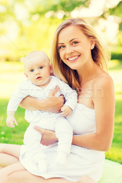 Gelukkig moeder weinig baby vergadering deken Stockfoto © dolgachov