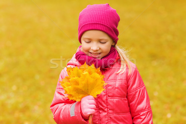 [[stock_photo]]: Heureux · belle · petite · fille · portrait · extérieur · automne