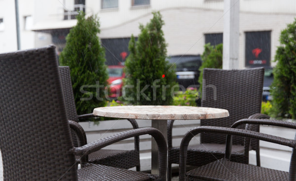 Stockfoto: Tabel · stoelen · straat · cafe · terras · regen