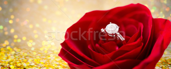 Közelkép gyémánt eljegyzési gyűrű rózsa virág ékszerek Stock fotó © dolgachov