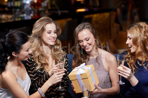 Gelukkig vrouwen champagne geschenk nachtclub viering Stockfoto © dolgachov