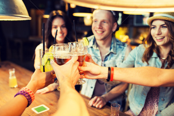 Glücklich Freunde Gläser bar Veröffentlichung Freizeit Stock foto © dolgachov