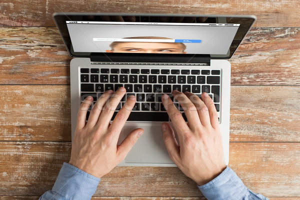 Foto stock: Masculino · mãos · laptop · datilografia · negócio