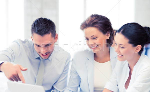 Echipa de afaceri discuţie birou prietenos afaceri om Imagine de stoc © dolgachov
