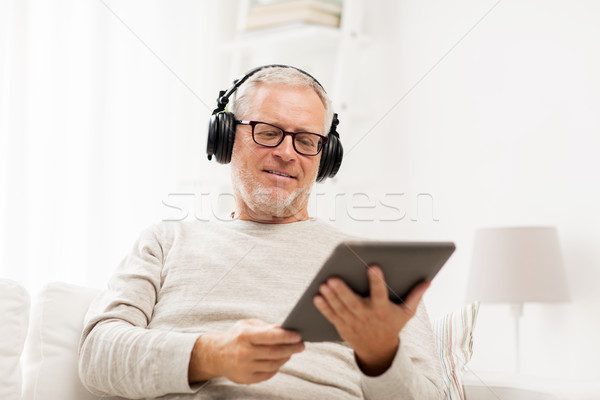 Altos hombre auriculares casa tecnología Foto stock © dolgachov