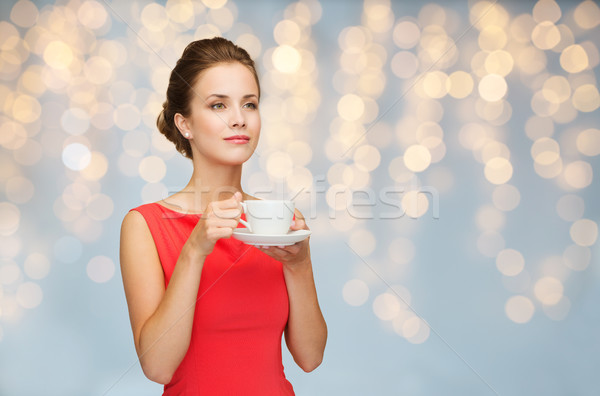 Stok fotoğraf: Kadın · kırmızı · fincan · kahve · ışıklar · insanlar
