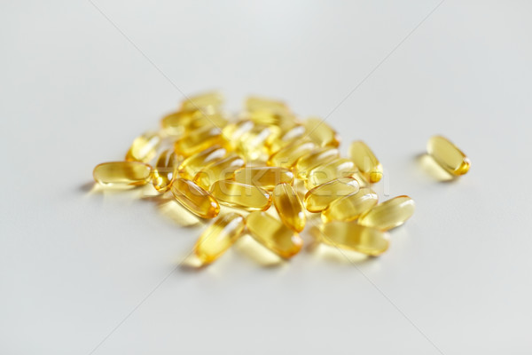 Gyógyszer máj olaj kapszulák drogok egészségügy Stock fotó © dolgachov