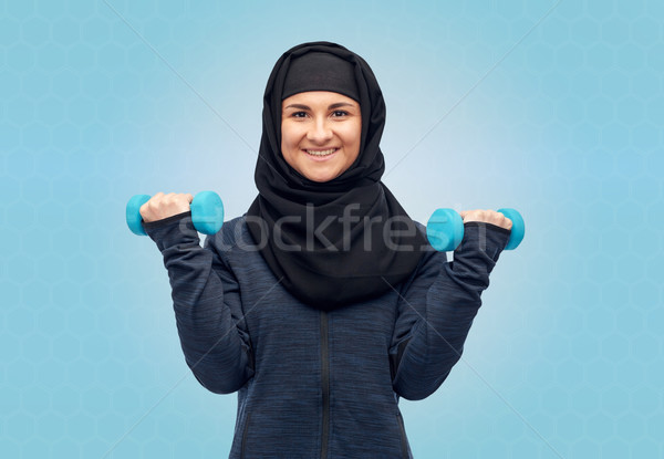 Muszlim nő hidzsáb súlyzók fitnessz sport Stock fotó © dolgachov