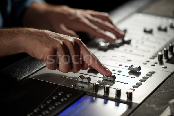 Kezek konzol zene zenei stúdió technológia emberek Stock fotó © dolgachov