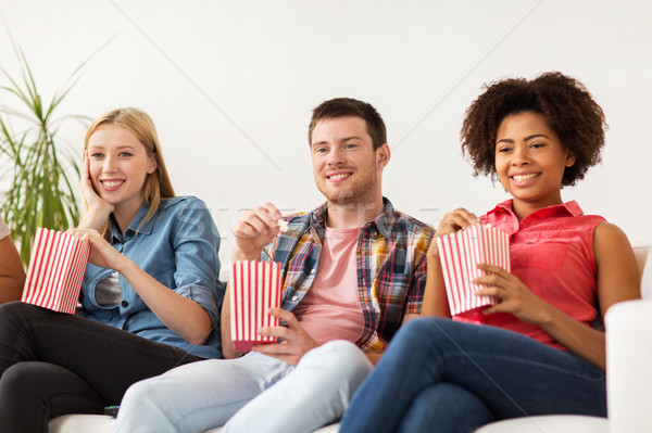 Foto stock: Feliz · amigos · palomitas · viendo · tv · casa