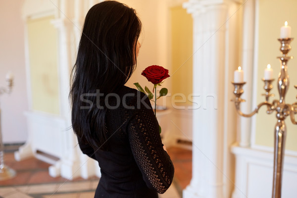 Traurig Frau rote Rose Beerdigung Kirche Beerdigung Stock foto © dolgachov