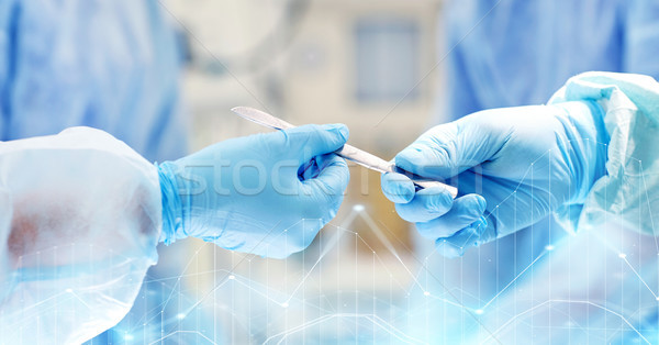 Mâini scalpel operatie chirurgie medicină Imagine de stoc © dolgachov