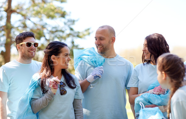 Foto stock: Voluntarios · basura · bolsas · caminando · aire · libre · voluntariado