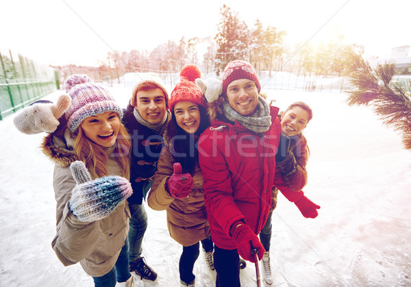 Fericit prietenii smartphone patinaj oameni Imagine de stoc © dolgachov