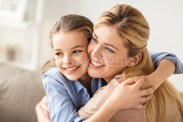Feliz sonriendo familia sofá casa Foto stock © dolgachov