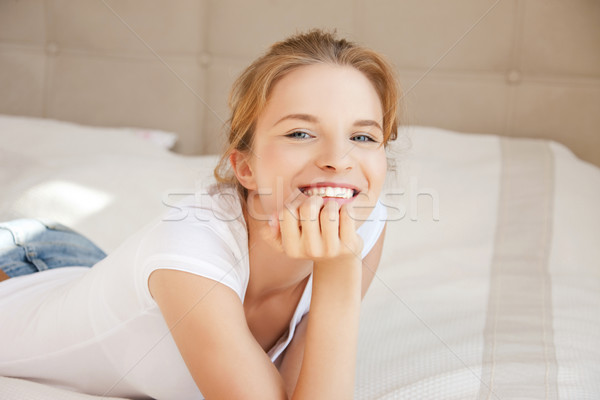 Foto stock: Sonriendo · cama · Foto · mujer · feliz