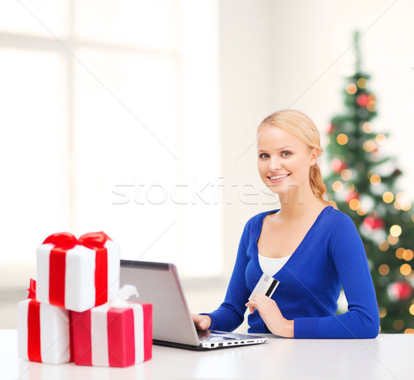 Frau Geschenke Laptop-Computer Kreditkarte Weihnachten Stock foto © dolgachov