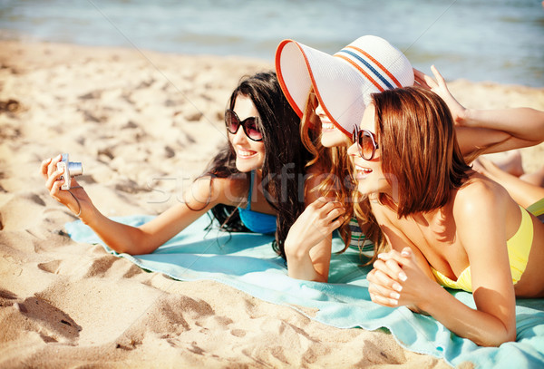 Lányok készít önarckép tengerpart nyár ünnepek Stock fotó © dolgachov