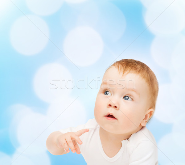 [[stock_photo]]: Curieux · bébé · étage · regarder · côté · enfant