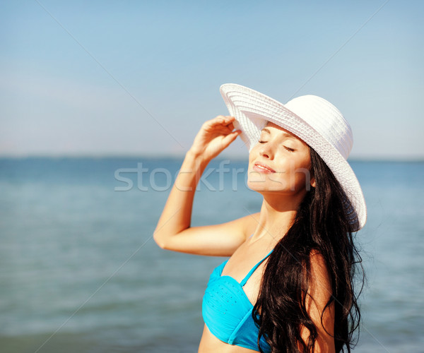 Nina bikini pie playa verano vacaciones Foto stock © dolgachov