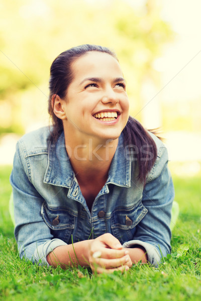 Stockfoto: Glimlachend · jong · meisje · gras · lifestyle · zomervakantie · recreatie