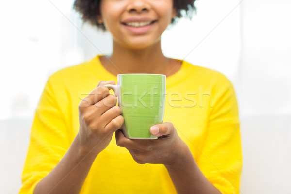 Foto stock: Feliz · mujer · potable · taza · de · té · personas