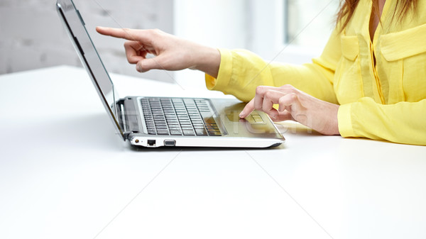 Stockfoto: Vrouw · laptop · computer · kantoor · business · technologie