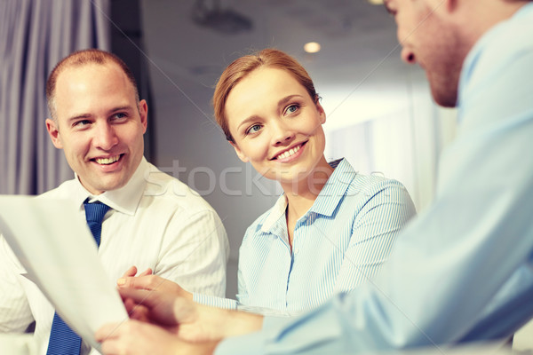 üzletemberek papírok megbeszélés iroda csapatmunka mosolyog Stock fotó © dolgachov