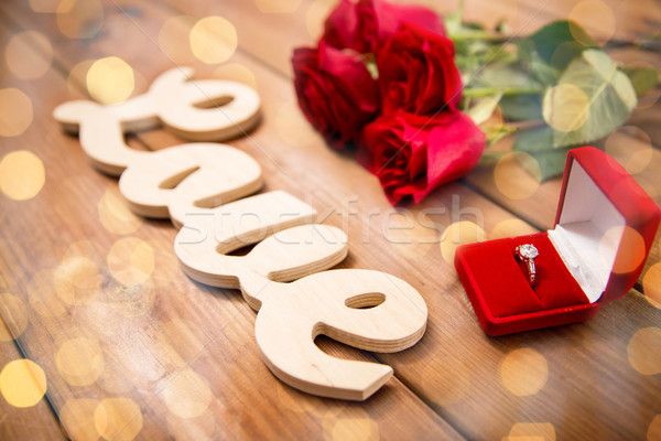 Bague en diamant roses rouges mot amour proposition Photo stock © dolgachov