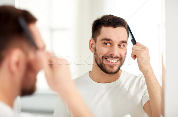 Stockfoto: Gelukkig · man · haren · kam · badkamer · schoonheid