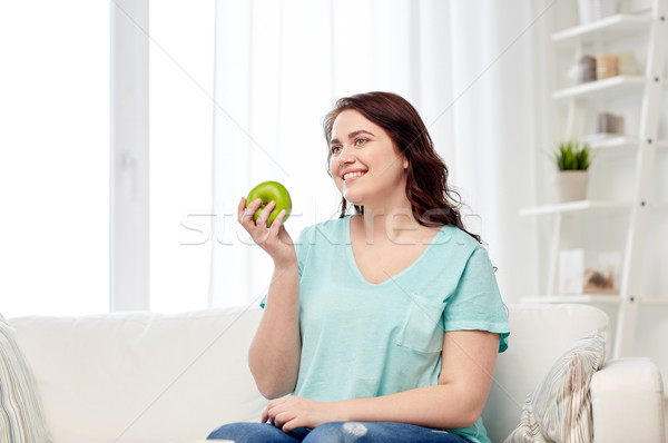Boldog plus size nő eszik zöld alma Stock fotó © dolgachov