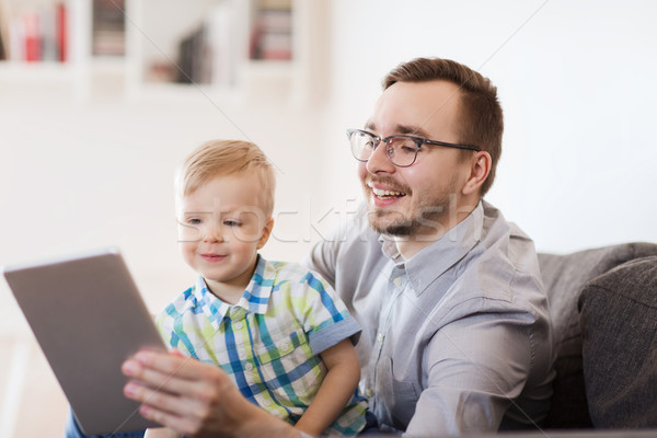 Baba oğul oynama ev aile çocukluk Stok fotoğraf © dolgachov