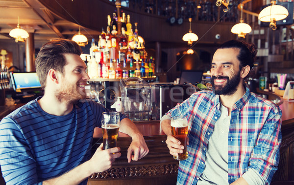 Boldog férfi barátok iszik sör bár Stock fotó © dolgachov