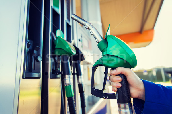 Közelkép kéz tart benzinkút tárgy üzemanyag Stock fotó © dolgachov
