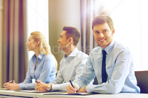 Foto stock: Grupo · sorridente · reunião · escritório · pessoas · de · negócios