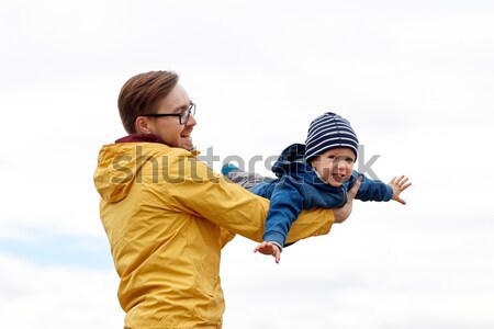 Apa fia játszik szórakozás kint család gyermekkor Stock fotó © dolgachov