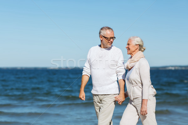 Foto stock: Feliz · pareja · de · ancianos · tomados · de · las · manos · verano · playa · familia